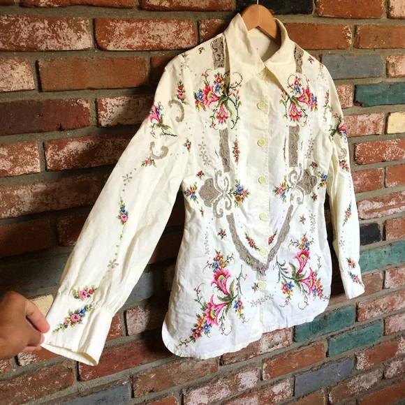 SOLD Vintage Boho Cottagecore Hippie Floral Embroidered Eyelet Button Down - Picture 3 of 10